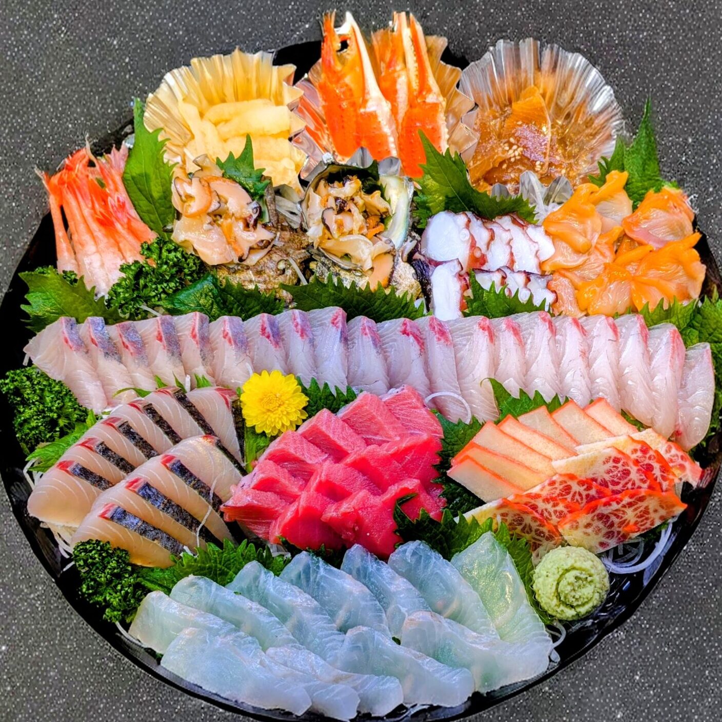 魚よしの刺身盛り合わせ|活魚の旨みをそのままに仕上げた贅沢な盛り付け