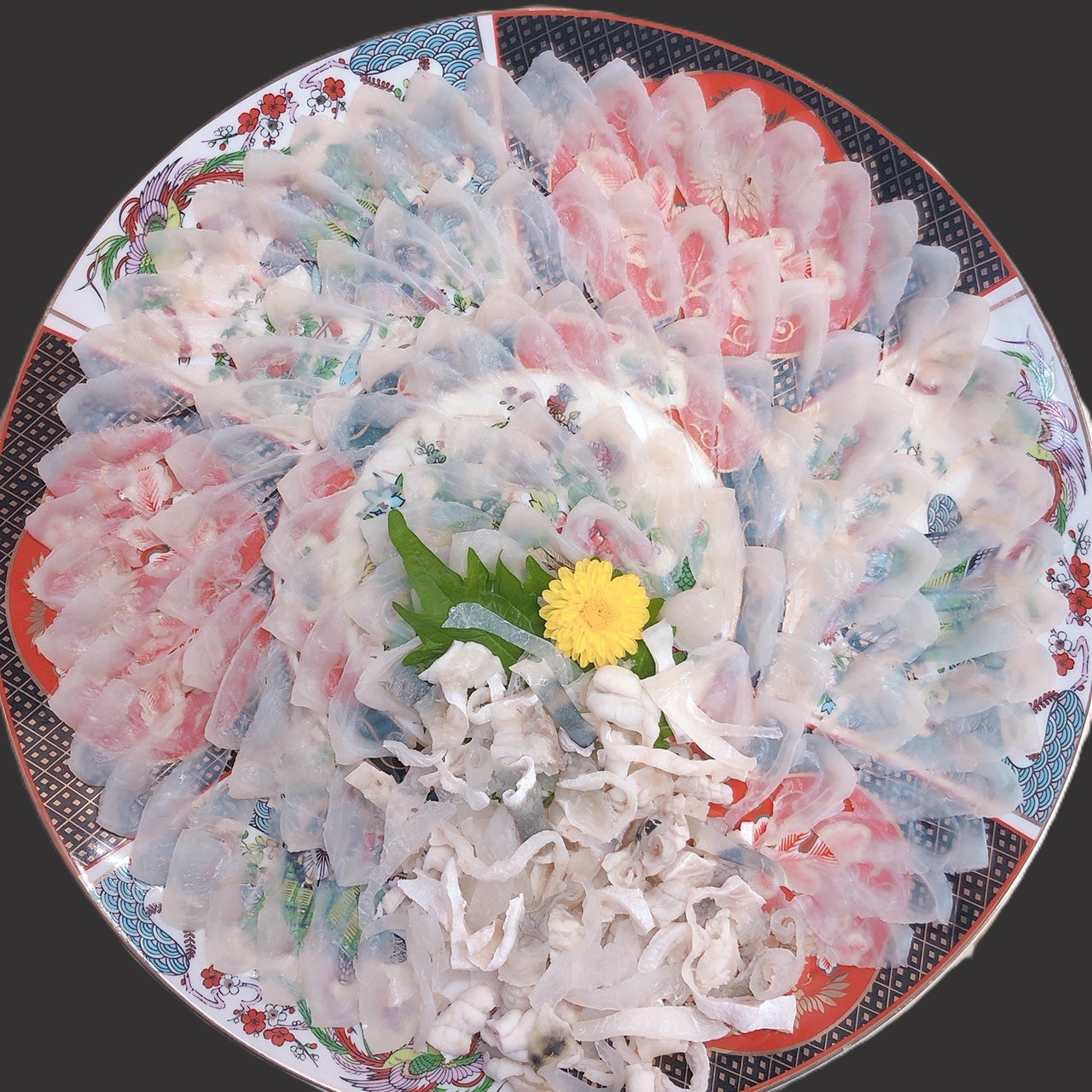 魚よしのとらふぐ|長崎産のとらふぐを薄造りに